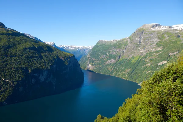 Mavi gökyüzü, dağlar ve nehir, Norveç'te Norveç'te manzara Panoraması