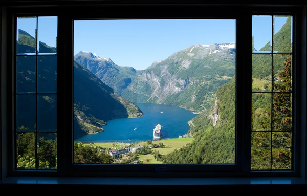 Fiorde geiranger em vista norway através da janela — Fotografia de Stock