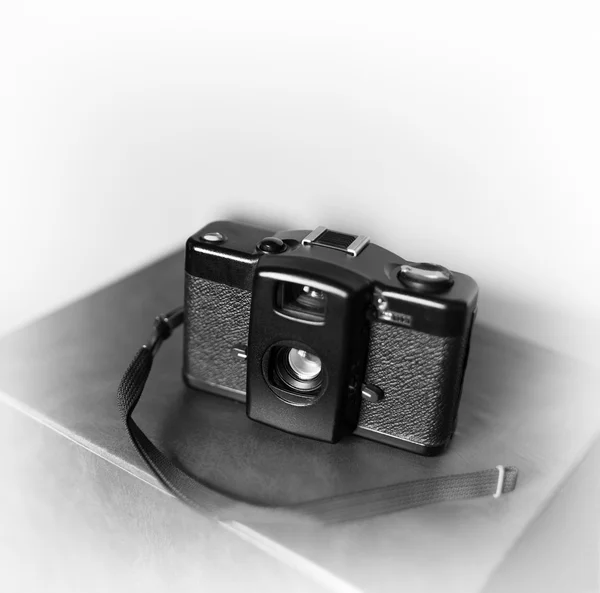 Μαύρο και άσπρο εκλεκτής ποιότητας φωτογραφική μηχανή με ιμάντα βινιέτα bokeh backgro — Φωτογραφία Αρχείου