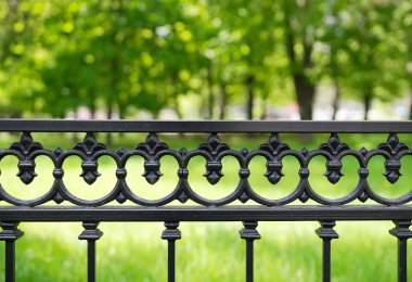 Yeşil bokeh arka plan ile yatay park çit