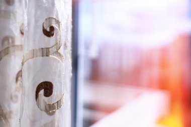 Perde ve hafif sızıntı bokeh arka plan ile penceresinden görüntülemek