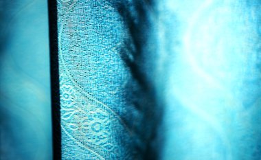 Yatay canlı mavi perde bokeh arka plan