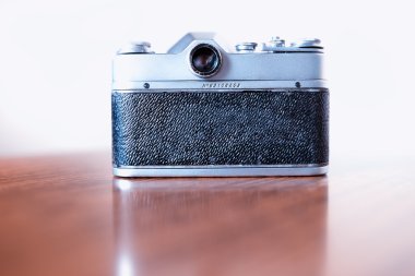 Vintage rangefinder fotoğraf makinesi arka plan arkadan görünüm