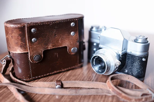 Vintage mätsökarkamera med läder cover case bakgrund — Stockfoto