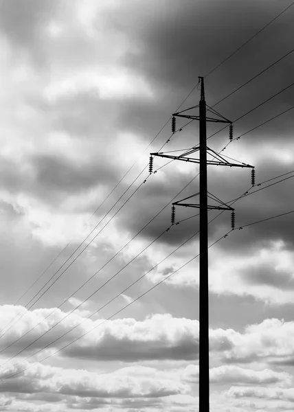 Línea de alimentación vertical en blanco y negro cloudscape background backdr —  Fotos de Stock