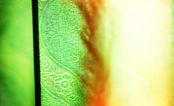 Cortina verde vívida horizontal con fugas de luz fondo bokeh — Foto de Stock