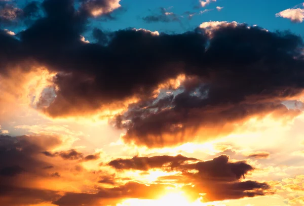 Dramatyczne cloudscape zachód słońca promienie tła — Zdjęcie stockowe