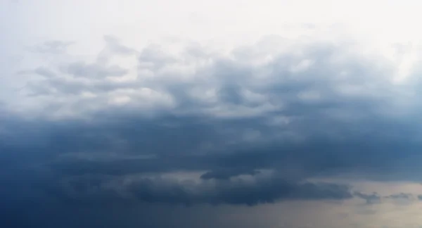 Poziome cloudscape dramatyczne tło tapeta — Zdjęcie stockowe