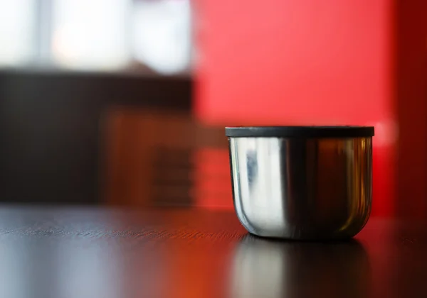 Taza horizontal de té caliente fondo bokeh — Foto de Stock