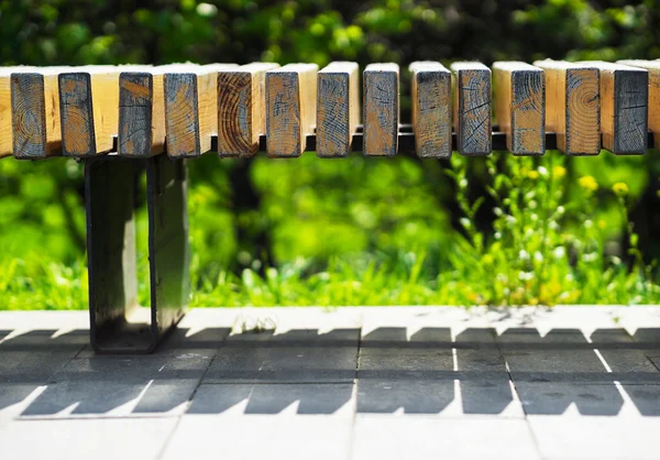 Banc de parc horizontal fond bokeh — Photo