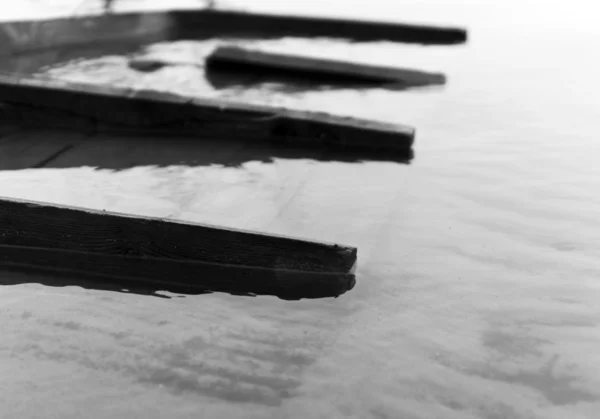 Horizontale helle schwarz-weiße Objektform Abstraktion in wa — Stockfoto