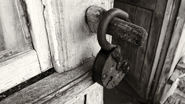 Горизонтальная сепия открыла задний фон замка двери
