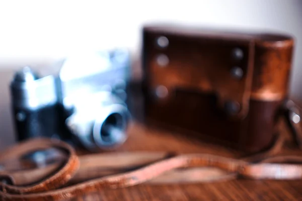 Câmera de telêmetro vintage com alça e fundo bokeh caso — Fotografia de Stock