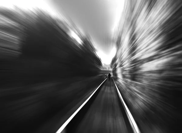 Homme noir et blanc sur fond flou de mouvement ferroviaire — Photo
