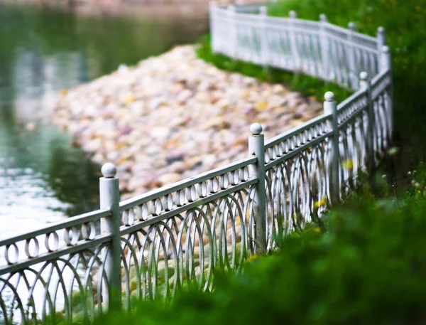 Orizzontale bianco pietra spiaggia recinzione bokeh sfondo — Foto Stock