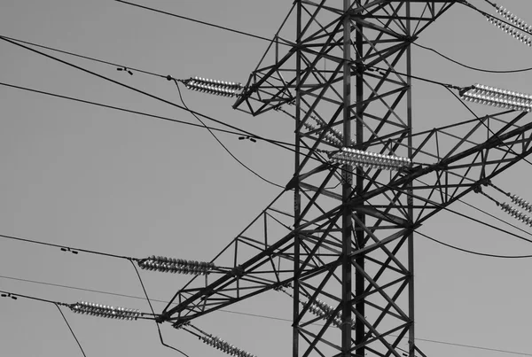 Horizontale schwarz-weiße industrielle Stromleitungen Hintergrund bac — Stockfoto