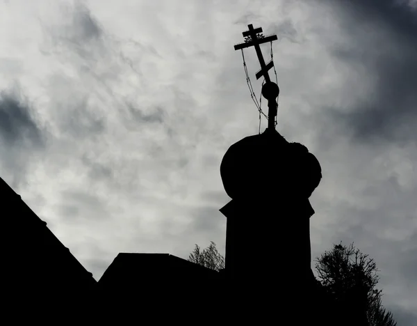 Horizontal verlassene Silhouette der orthodoxen russischen Kirche zurück — Stockfoto