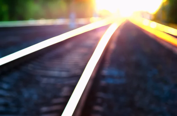 Diagonal brennenden Sonnenuntergang Eisenbahn Bokeh Hintergrund — Stockfoto