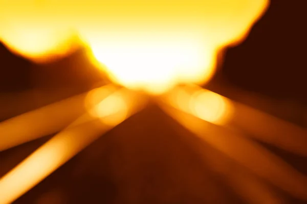 Диагональный горящий закат железной дороги с легкой утечки bokeh фон — стоковое фото