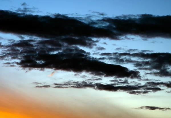 Horizontal vibrante dramático atardecer nubes fondo backdro — Foto de Stock