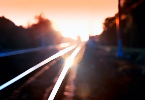 Диагональный горящий закат железной дороги bokeh фоне — стоковое фото