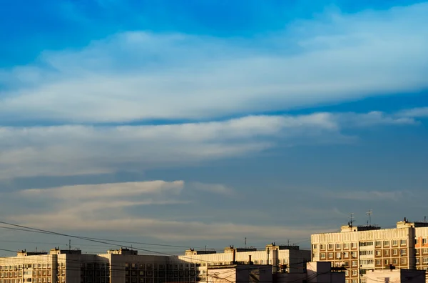 Paysage nuageux horizontal spectaculaire au-dessus du fond du dortoir b — Photo