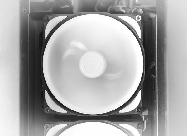 Horizontale Zwart-witexemplaar roterende koeler achtergrond van computer — Stockfoto