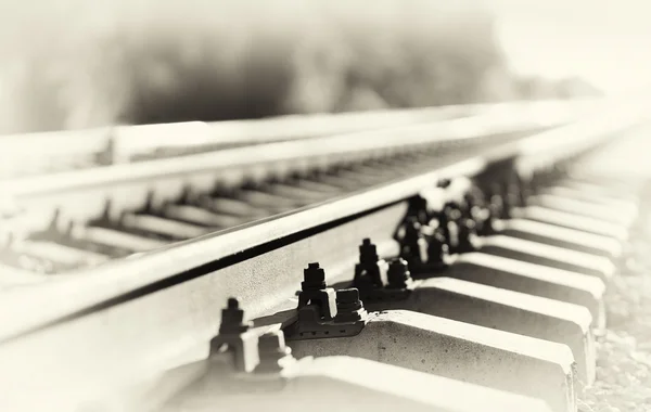 Diagonální sépiový železniční bokeh pozadí — Stock fotografie