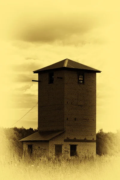 Vertical vintage sépia tijolo torre fundo — Fotografia de Stock