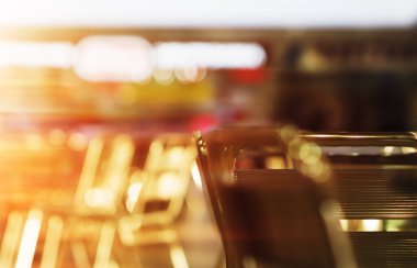 Şu yatay boş kafe sandalye bokeh hafif sızıntı ile uyumlu