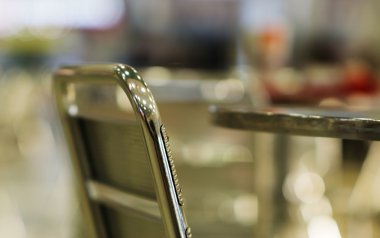 Yatay boş Cafe masa sandalye bokeh arka plan ile