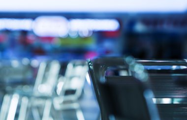 Şu yatay boş kafe sandalye soğuk bokeh arka plan uyumlu