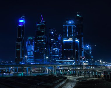Yatay canlı mavi gece Moscow city iş merkezi backgrou