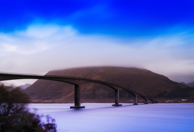 Yatay canlı canlı Norveç köprü Nehri akış Rüzgar manzara