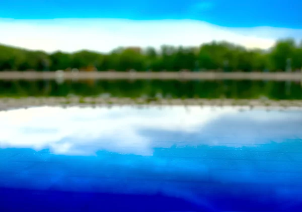 Riflessione orizzontale foresta su strada piscina bokeh sfondo — Foto Stock