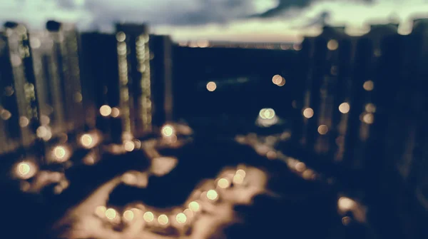 Horizontal oscuro noche ciudad telón de fondo bokeh — Foto de Stock