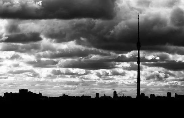 Bianco e nero Mosca torre della televisione silhouette sfondo — Foto Stock