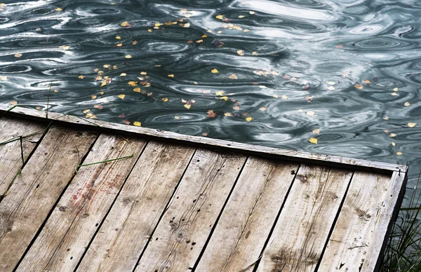 Diagonální podzimní dřevěná říční nábřeží pozadí — Stock fotografie