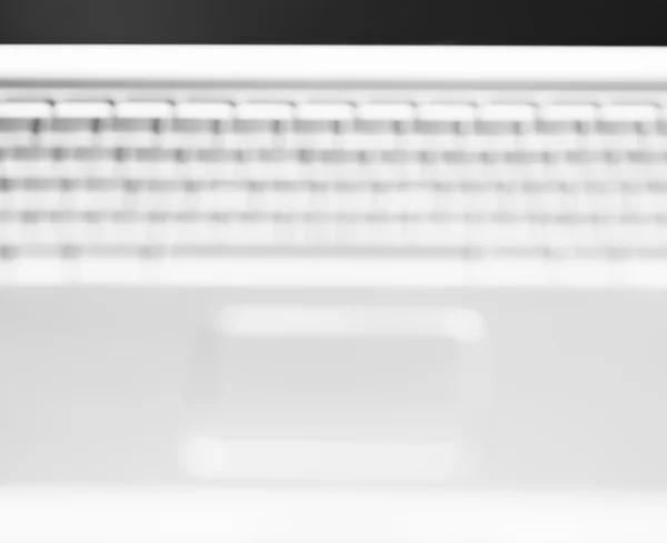 Horizontal preto e branco laptop teclado bokeh fundo — Fotografia de Stock