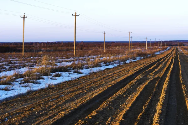 Russie campagne hors route avec lignes électriques arrière-plan — Photo