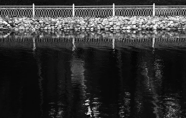 Horizontal preto e branco cerca reflexões sobre bac superfície do lago — Fotografia de Stock