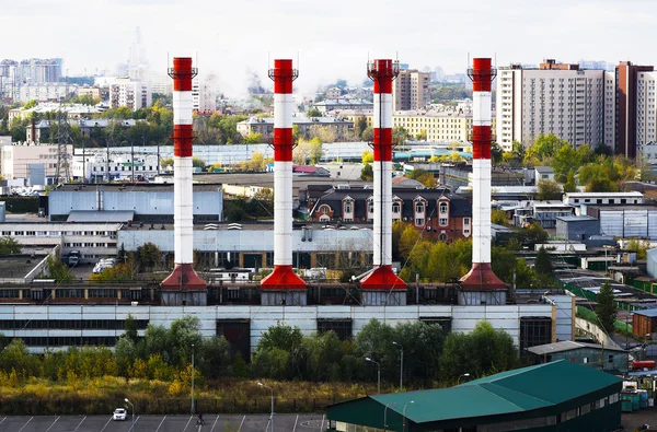 Camini industriali vividi orizzontali Mosca paesaggio urbano sfondo — Foto Stock