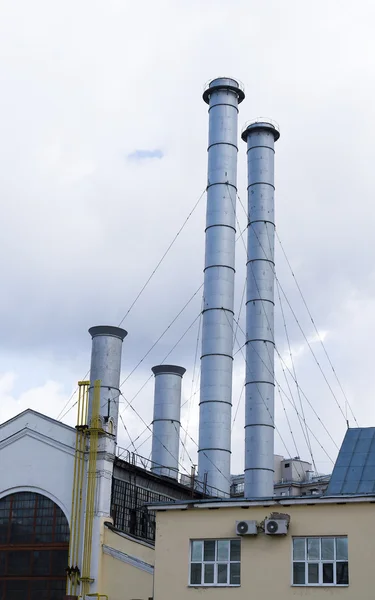 Verticale fabrieksschoorstenen achtergrond — Stockfoto