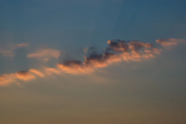 Horizontal centro alineado dramático puesta del sol nubes fondo — Foto de Stock