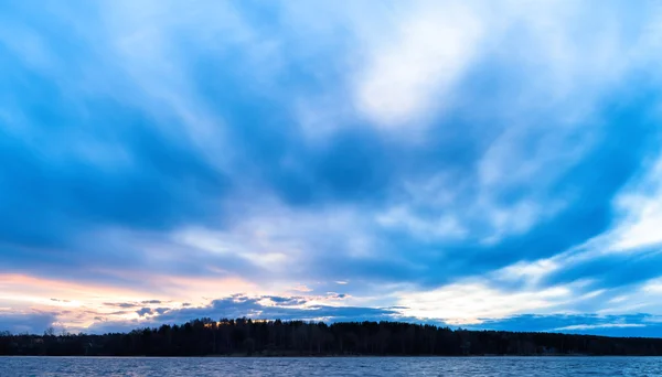 Horizontal vivid ocean cloudscape horizon land — Stock Photo, Image