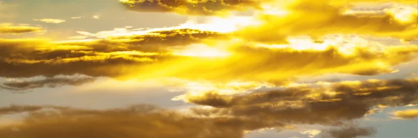 Horizontal vívido dourado por do sol nuvens fundo pano de fundo — Fotografia de Stock
