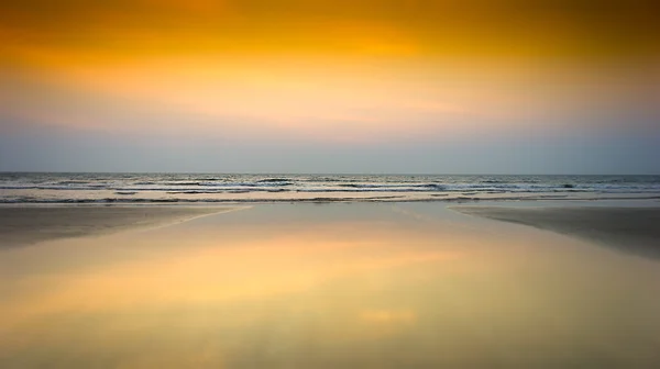 Oceano horizontal por do sol ondas de maré fundo — Fotografia de Stock