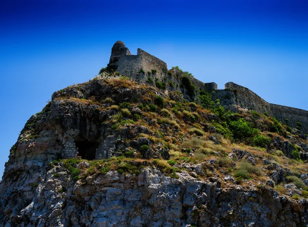 Castello orizzontale vivido abbandonato sulla collina rocciosa paesaggio bac — Foto Stock