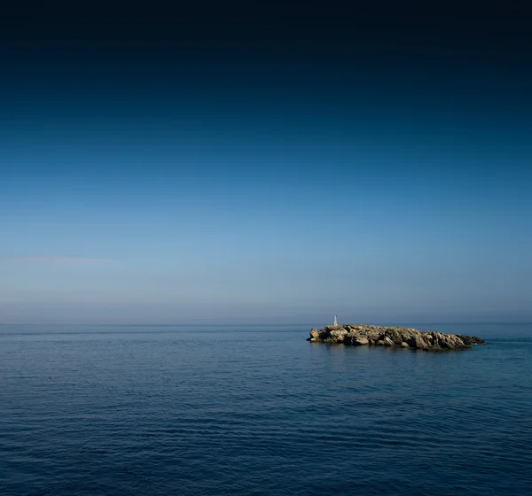 Невеликий скелястий острів в океані — стокове фото
