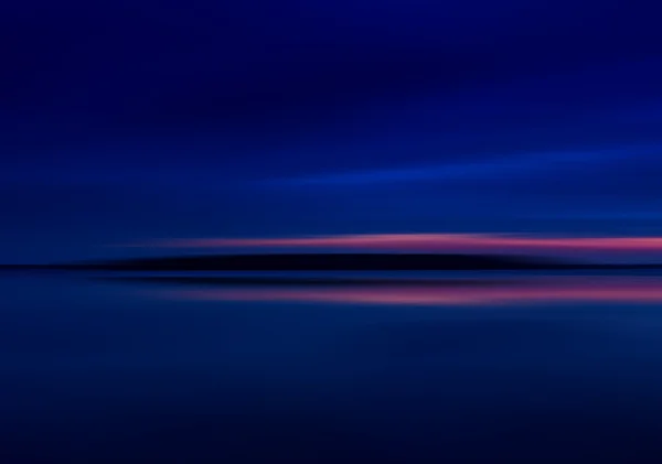 Coucher de soleil horizontal profond et vif sur le lac lisse de montagne abstraction — Photo